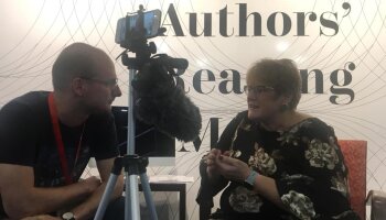 Norská ministryně kultury Trine Skei Grande na stánku MAČ na knižním veletrhu ve Frankfurtu nad Mohanem.